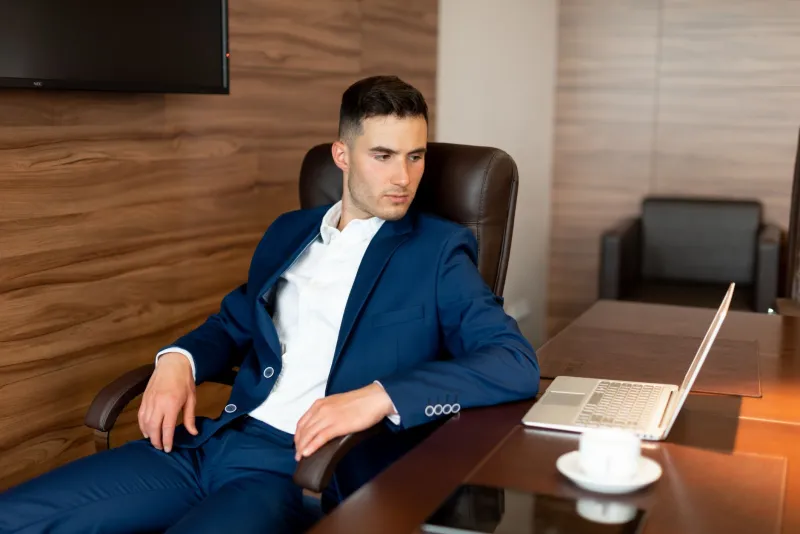 Strength in the Pause: How Saying 'I Don't Know' Becomes a Leadership Advantage